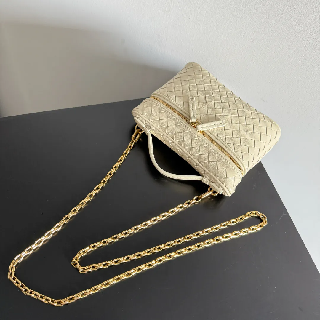 Batch 1480 BOTTEGA VENETA2025 new women's small Soft Vanity cosmetic bag, using the classic Intrecciato weaving technique, inheriting the classics, the ring buckle design 😎 The light metal chain gives you a high-end sense of matching, the chain is removable, and it can be used as a handbag ~ An elegant small bag that is perfect for participating in events. The overall body of the bag is as soft as marshmallow and can be easily kneaded, showing the strong toughness and high-end feel of the leather. The touch of sheepskin is so amazing. It is so healing when pinched! I have absolutely no resistance to small bags! ! ! Style No.: 843800 Color: Sea Salt Size: 19*14*3cm